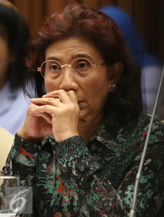Menteri Susi Pudjiastuti saat raker dengan Komisi IX DPR di Jakarta, (3/3). Pengambilan Keputusan untuk melanjutkan Pembicaraan Tk II RUU tentang Perlindungan dan Pemberdayaan Nelayan, Pembudidaya Ikan dan Petambak garam. (Liputan6.com/JohanTallo)