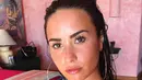 Satu lagi selfie Demi Lovato saat mengenakan baju renang tanpa makeup berlebihan. Kecantikannya masih paripurna ya? (instagram/ddlovato)