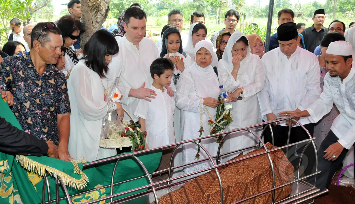 Jenazah ibunda Maudy Koesnaedi, Sondari Soemijati saat akan dimasukkan ke liang lahat di TPU Karet Bivak, Jakarta, Kamis (16/4/2015). Ibunda Maudy meninggal Rabu sore (15/4) pada usia 82 tahun. (Liputan6.com/Panji Diksana)