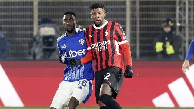 Pemain Como, Alieu Fadera (kiri) dan bek AC Milan, Emerson Royal ketika bertemu di lanjutan Serie A 2024-2025 di Giuseppe Sinigaglia. (c) Antonio Saia/LaPresse via AP