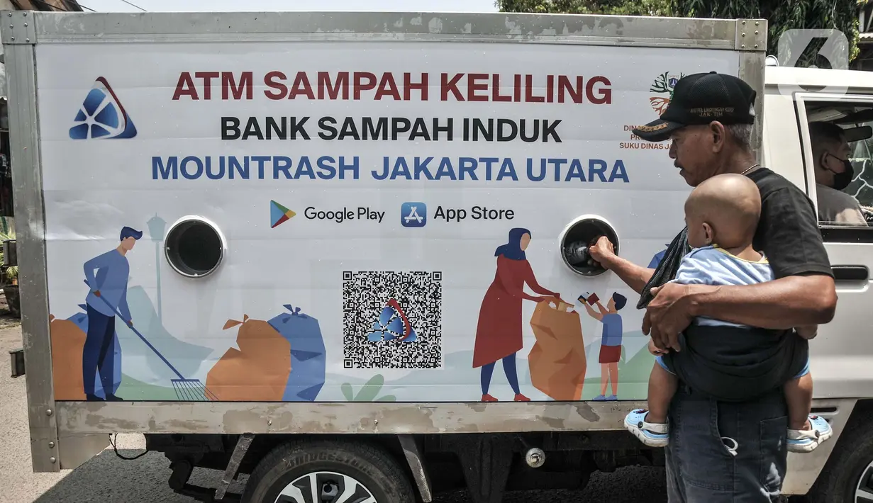 Warga memasukkan sampah minuman ringan saat menabung di ATM Sampah Keliling di Semper Barat, Cilincing, Jakarta Utara, Selasa (12/10/2021).  Bank Sampah Induk Mountrash Jakarta Utara membuat ATM Sampah Keliling sebagai upaya mengajak masyarakat untuk peduli sampah. (merdeka.com/Iqbal S. Nugroho)