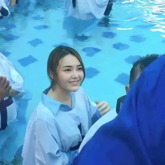 5 Potret Amanda Manopo Jalani Pembaptisan, Didoakan Netizen Dapat Jodoh Seiman