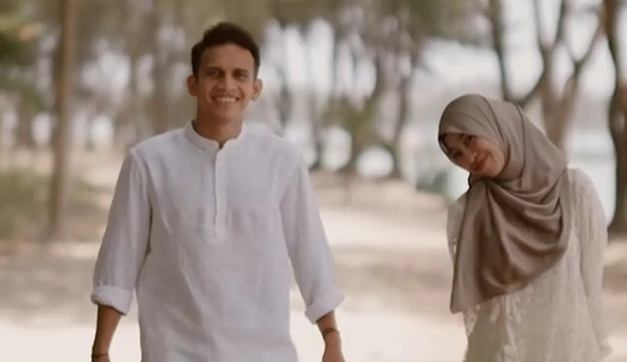 Egy tampil kasual dengan kemeja linen lengan panjang berwarna putih, dipadu celana panjang berwarna beige yang serasi. [Foto: Instagram/antzcreator]