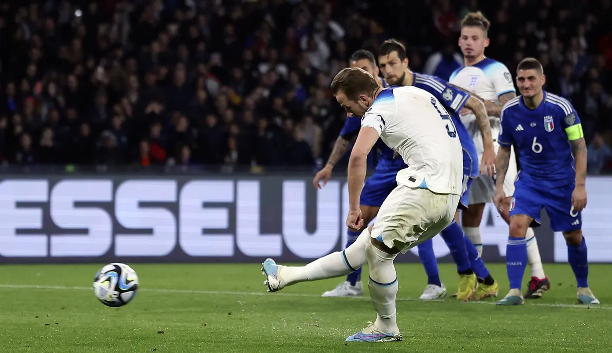 Pemain Timnas Inggris, Harry Kane mencetak gol kedua timnya melalui tendangan penalti saat Kualifikasi Euro 2024 melawan Italia di Stadion Diego Armando Maradona, Napoli, Italia, Jumat (24/03/2023) WIB. The Three Lions sukses meraih kemenangan 2-1. (AP Photo/Lapresse/Alessandro Garofalo)
