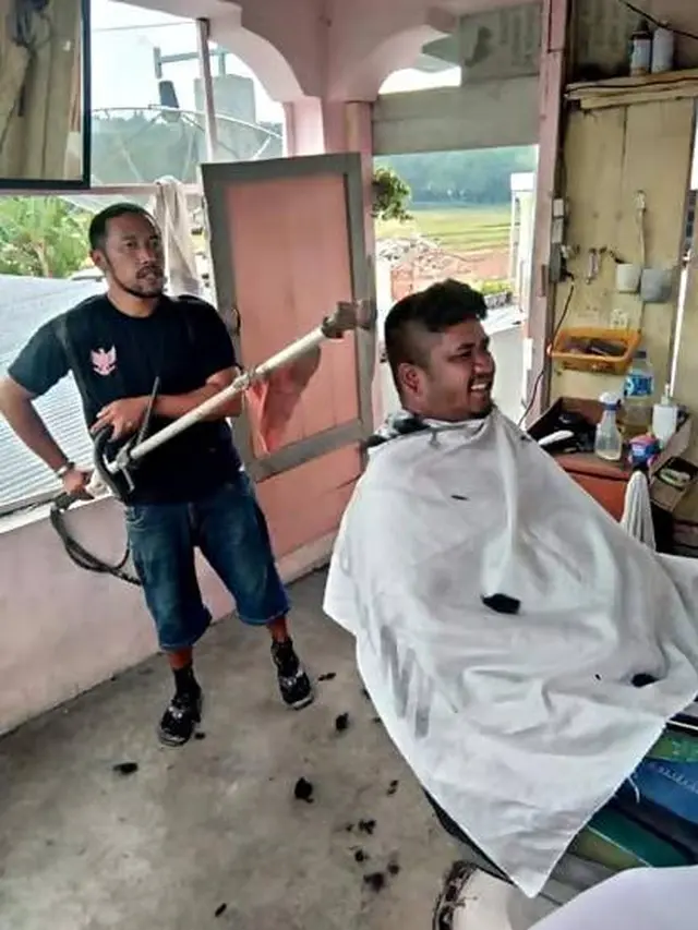 7 Potret Orang Cukur Rambut Pakai Alat Anti-Mainstream Ini Bikin Ngeri