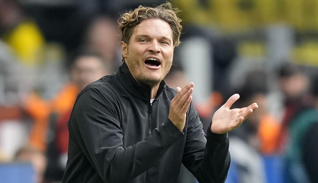 Pelatih Borussia Dortmund, Edin Terzic tercatat menjadi pelatih termuda kedua pada Liga Champions 2023/2024. Saat ini juru taktik yang mulai menangani Die Borussen sejak awal musim 2022/2023 menginjak usia 40 tahun. Hingga kini ia telah mencatatkan 33 kali menang, 10 imbang dan 11 kali kalah dalam 54 laga di semua ajang kompetisi. Pada matchday pertama Liga Champions 2023/2024 Borussia Dortmund menyerah 0-2 dari PSG. (AP Photo/Martin Meissner)