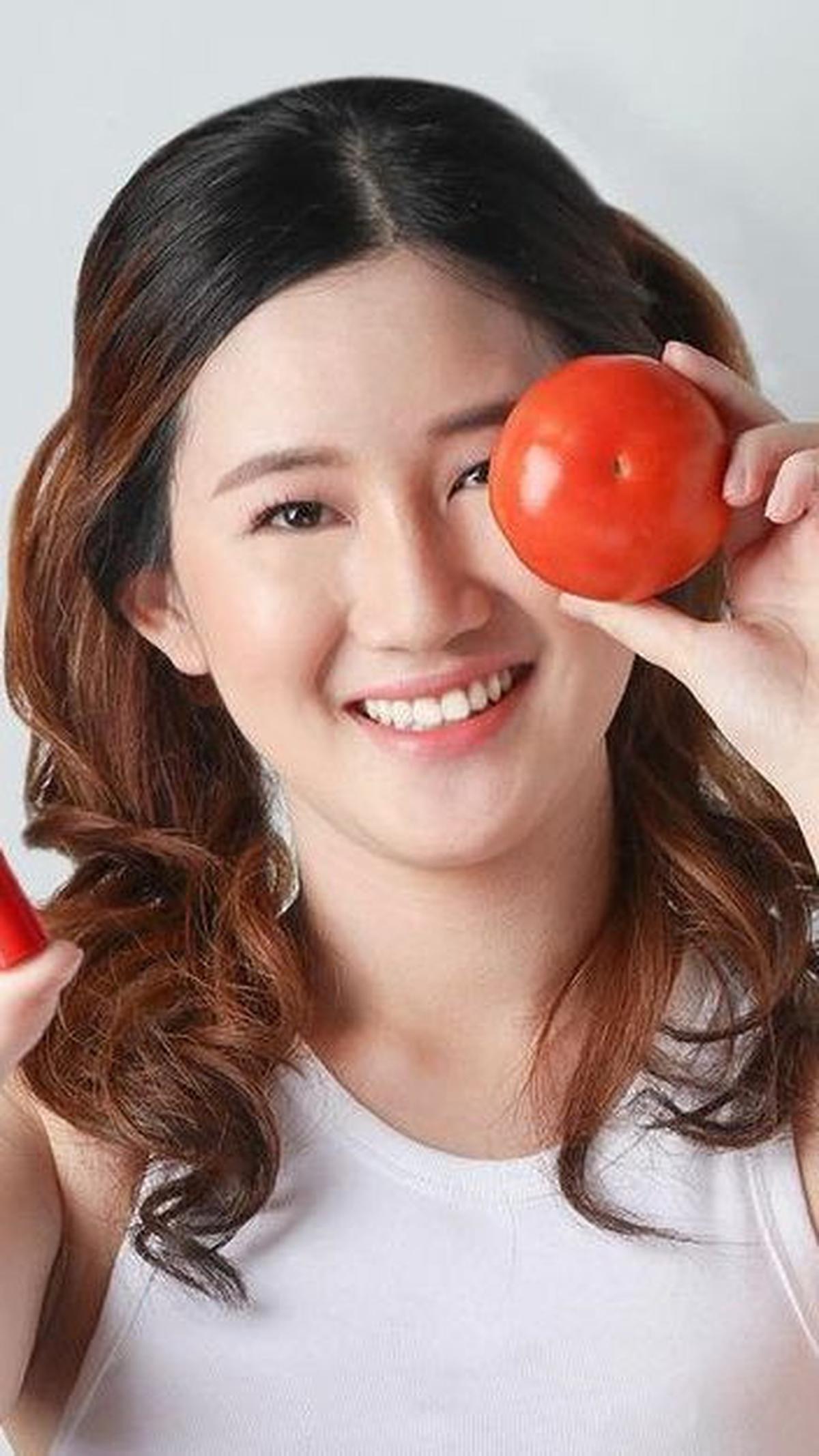 2. Pilih Skincare dengan Kandungan Vitamin C untuk Mengurangi Bintik Hitam dan Kulit Kusam<br>