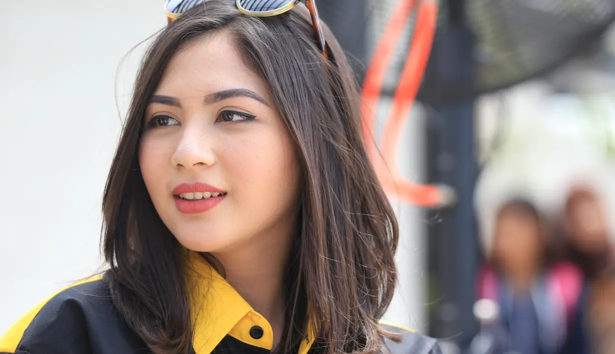 "Cuacanya bagus terus tiap hari, karena memang lagi summer ya (syutingnya), jadi bagus terus tapi kalau udah malam nggak dingin sih yak," ujar perempuan kelahiran Langsa, Aceh 24 tahun silam itu. (Adrian Putra/Bintang.com)