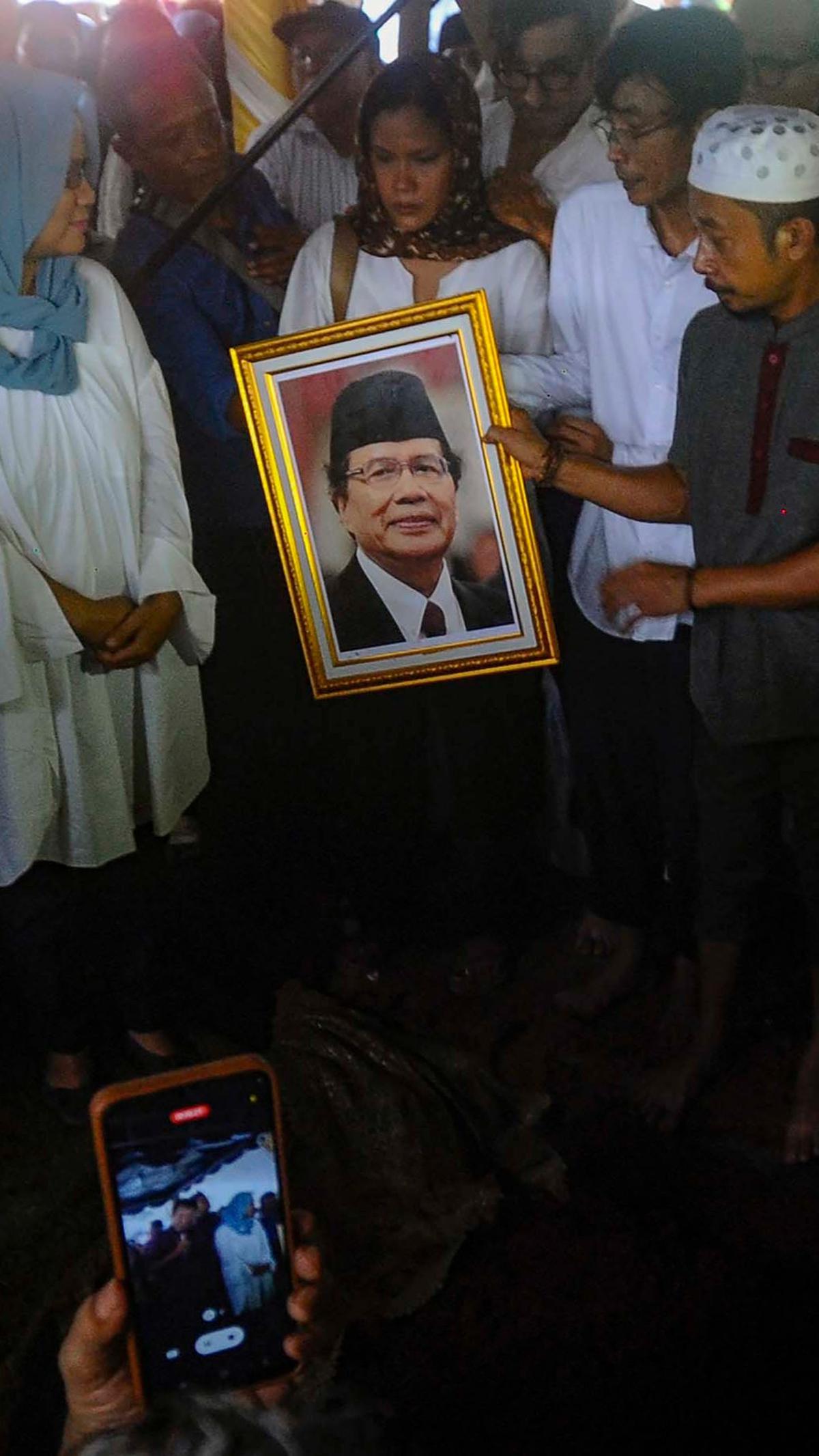 Tak ada upacara kenegaraan dalam prosesi pemakaman Rizal Ramli.