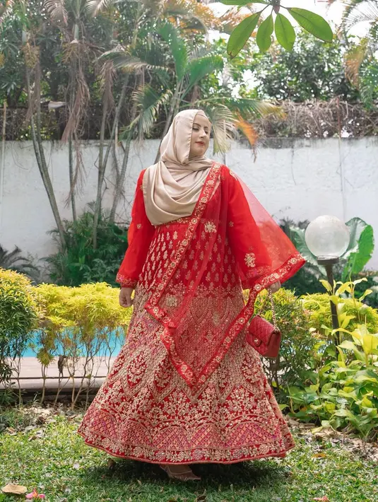 <p>Tasyi Athasyia tampil luar biasa di Lebaran tahun ini. Dengan gaya Arabian princess dengan gaun merah semarak bermotif bordir emas, Tasyi memesona. Tasyi menambahkan selendang serasi dan hijab bernuansa keemasan polos. Foto: Instagram.</p>