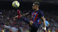 Striker Barcelona, Raphinha mengontrol bola saat menghadapi Girona pada laga lanjutan pekan ke-28 Liga Spanyol 2022/2023 di Camp Nou Stadium, Barcelona, Selasa (11/4/2023) dini hari WIB. (AP Photo/Joan Monfort)