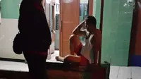Banjir Rob Genangi Rumah Warga di Marunda