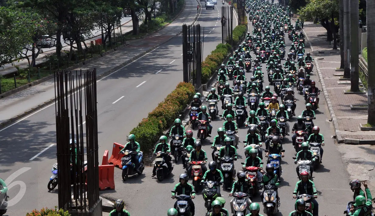 Ratusan pengemudi Ojek Online melakukan aksi solidaritas terhadap temannya yang meninggal karena Sakit, Jakarta, Sabtu (11/6). Pengemudi Ojek online tersebut melakukan aksi solidaritas konvoi memenuhi jalan Kuningan. (Liputan6.com/Johan Tallo)