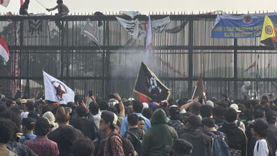 Demo di DPR Memanas, Massa Bakar Ban dan Rusak Pagar