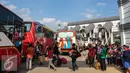 Sejumlah pemudik memadati terminal bus antar provinsi Rawamangun, Jakarta, Rabu (15/7/2015). Pemudik yang berangkat dari Rawamangun meningkat hingga 15 persen. (Liputan6.com/Faizal Fanani)