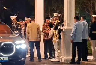 Presiden ketujuh Joko Widodo usai mengikuti pertemuan dengan Presiden Prabowo Subianto. (Liputan6.com/Lizsa Egeham)