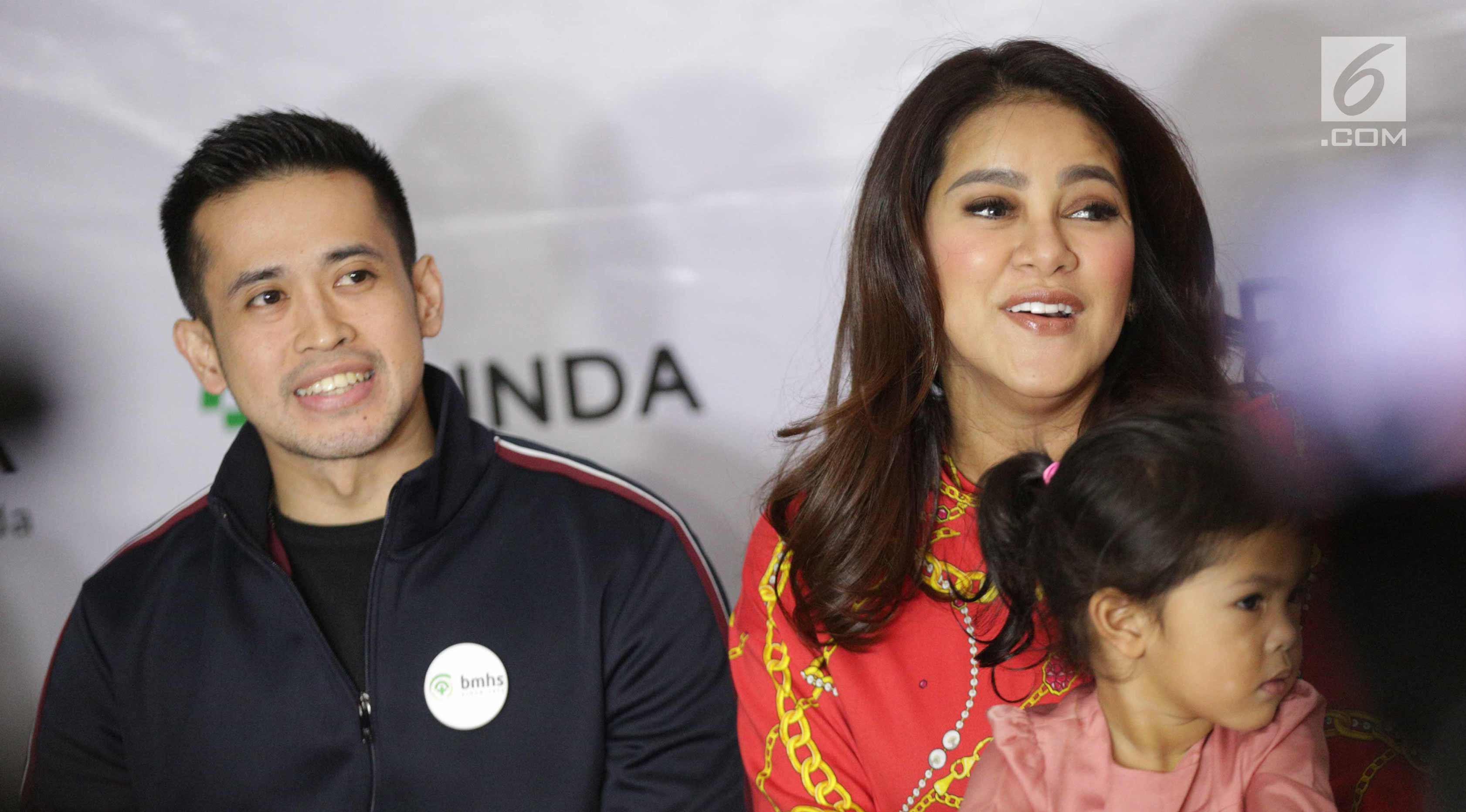 Artis Olla Ramlan bersama suaminya Aufar Hutapea memberikan keterangan kelahiran anak ke tiganya di RSUD Bunda Jakarta, Selasa (7/11). Olla Ramlan dan Suami memberi nama anaknya Adreena Naira Hana Hutapea. (Liputan6.com/Faizal Fanani)