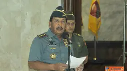 Citizen6, Jakarta: Panglima TNI Laksamana TNI Agus Suhartono, menerima Laporan Korps Kenaikan Pangkat 16 Perwira Tinggi (Pati) TNI di Ruang Hening Mabes TNI Cilangkap, Jakarta, Selasa (2/10). (Pengirim: Badarudin Bakri).