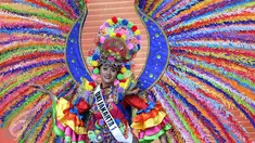 Finalis Putri Indonesia dari DKI Jakarta I, Karina Nandia mengenakan busana daerahnya saat unjuk kesenian dan bakat, Jakarta, Senin malam (27/3). 38 finalis ini nantinya akan berkompetisi menjadi sang Putri Indonesia 2017. (Liputan6.com/Johan Tallo)