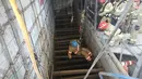 Petugas penyelamat dengan menggunakan tali turun ke lokasi robohnya konstruksi kereta bawah tanah di kota Namyangju, dekat Seoul, Korsel, Rabu (1/6). Empat pekerja tewas dan 10 orang lainnya luka-luka dalam insiden ini. (NAMYANGJU FIRE STATION/AFP)