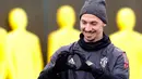 Penyerang Manchester United, Zlatan Ibrahimovic bergaya saat mengikuti sesi latihan di AON Training Complex, Carrington, Inggris (21/11). Latihan ini jelang pertandingan Liga Champions melawan Basel. (Martin Rickett / PA via AP)