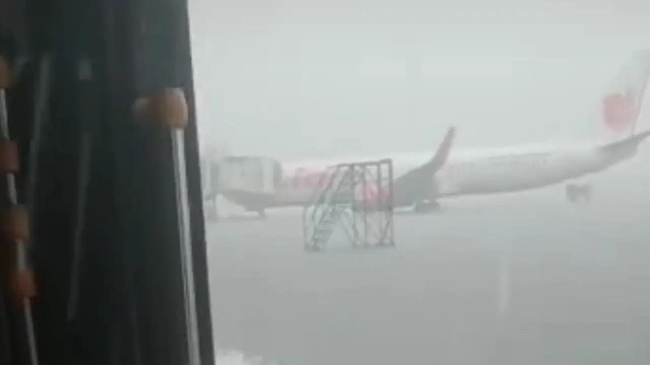 Salah satu pesawat di Bandara Sam Ratulangi Manado, Jumat (27/1/2023).