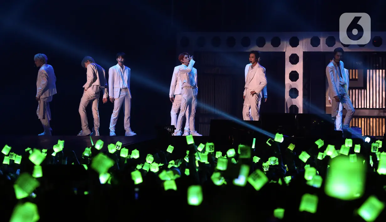 Grup idola K-Pop NCT 127 tampil dalam tur konser dunia kedua bertajuk "NEO City: Jakarta - THE LINK" di ICE BSD City, Tangerang, Banten, Jumat (4/11/2022). Tampil dalam balutan busana serba putih, NCT 127 membawakan sejumlah lagu di antaranya 'Kick It' dan 'Lemonade'. (Liputan6.com/Johan Tallo)