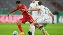 Gelandang Bayern Munchen, Jamal Musiala, berebut bola dengan gelandang Duren Merzenich, Gjorgji Antoski, pada laga DFB Pokal di Stadion Allianz Arena, Jumat (16/10/2020) dini hari WIB. Bayern Munchen menang 3-0 atas Duren Merzenich. (AFP/Christof Stache)