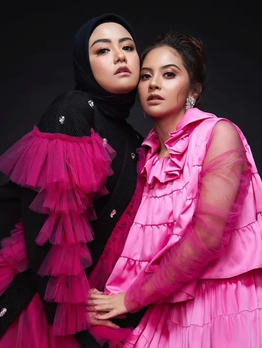 Tika dan Tiwi masih tetap cantik dan awet muda seperti saat masih menjadi T2 di tahun 2007 dulu. (FOTO: instagram.com/tentangtiwi/)