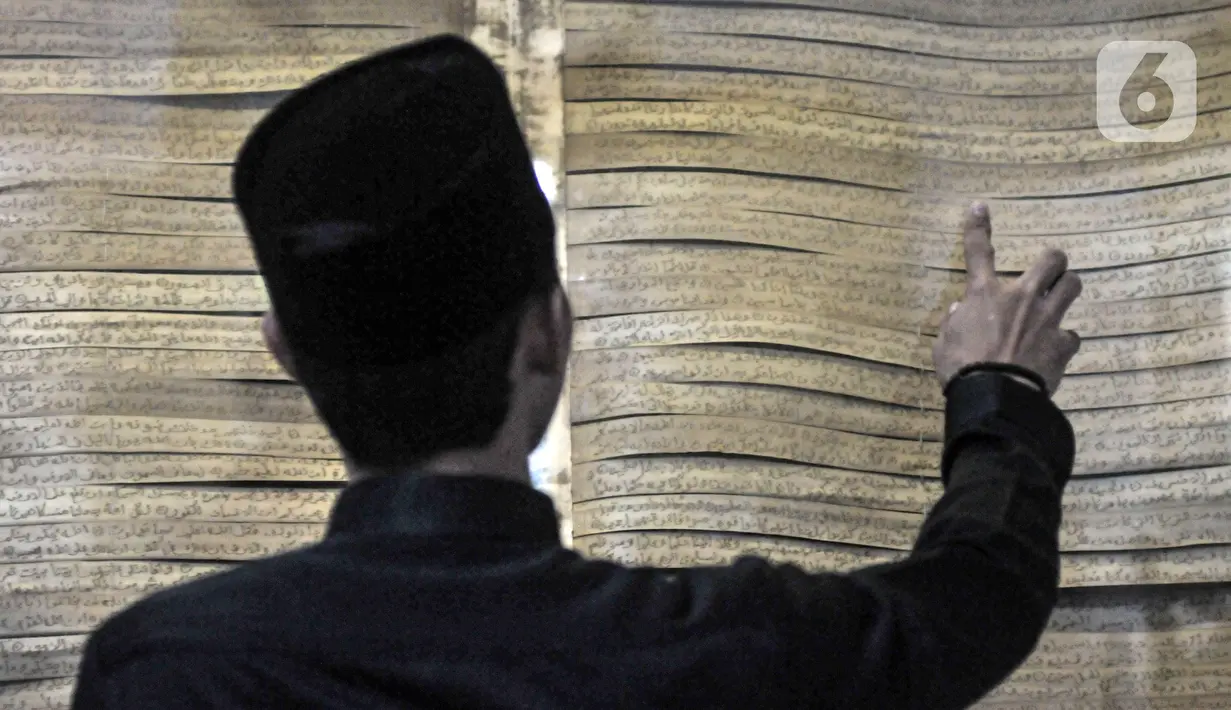 Mushaf Alquran raksasa tersebut dibuat oleh seseorang yang tidak diketahui. (merdeka.com/Iqbal S. Nugroho)
