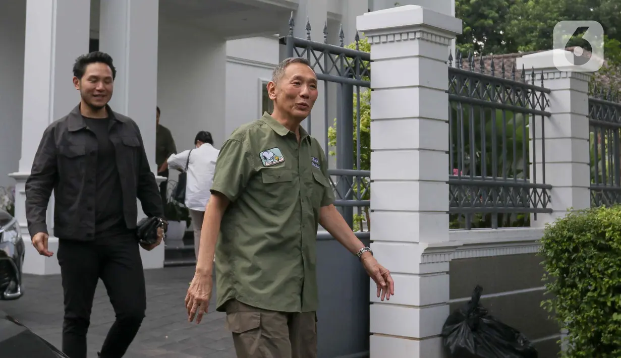 Ketika ditanya awak media mengenai tujuan pertemuan, Jusuf Hamka menjawab singkat sambil tersenyum. (Liputan6.com/Herman Zakharia)