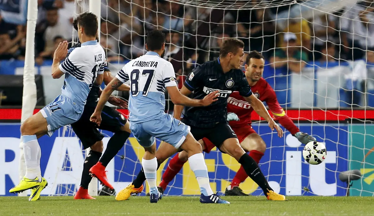 Pertarungan sengit tersaji di laga serie A antara Lazio dengan Inter Milan di Stadion Olimpico, Senin (11/5/2015). Inter Milan menang 2-1 atas Lazio. (Reuters/Giampiero Sposito)