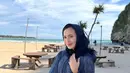 Beby Tsabina selama di Aceh membagikan beberapa foto dirinya. Termasuk saat berada di pantai indah, Aceh. Beby tampil dengan busana serba navy. [@bebytsabina]