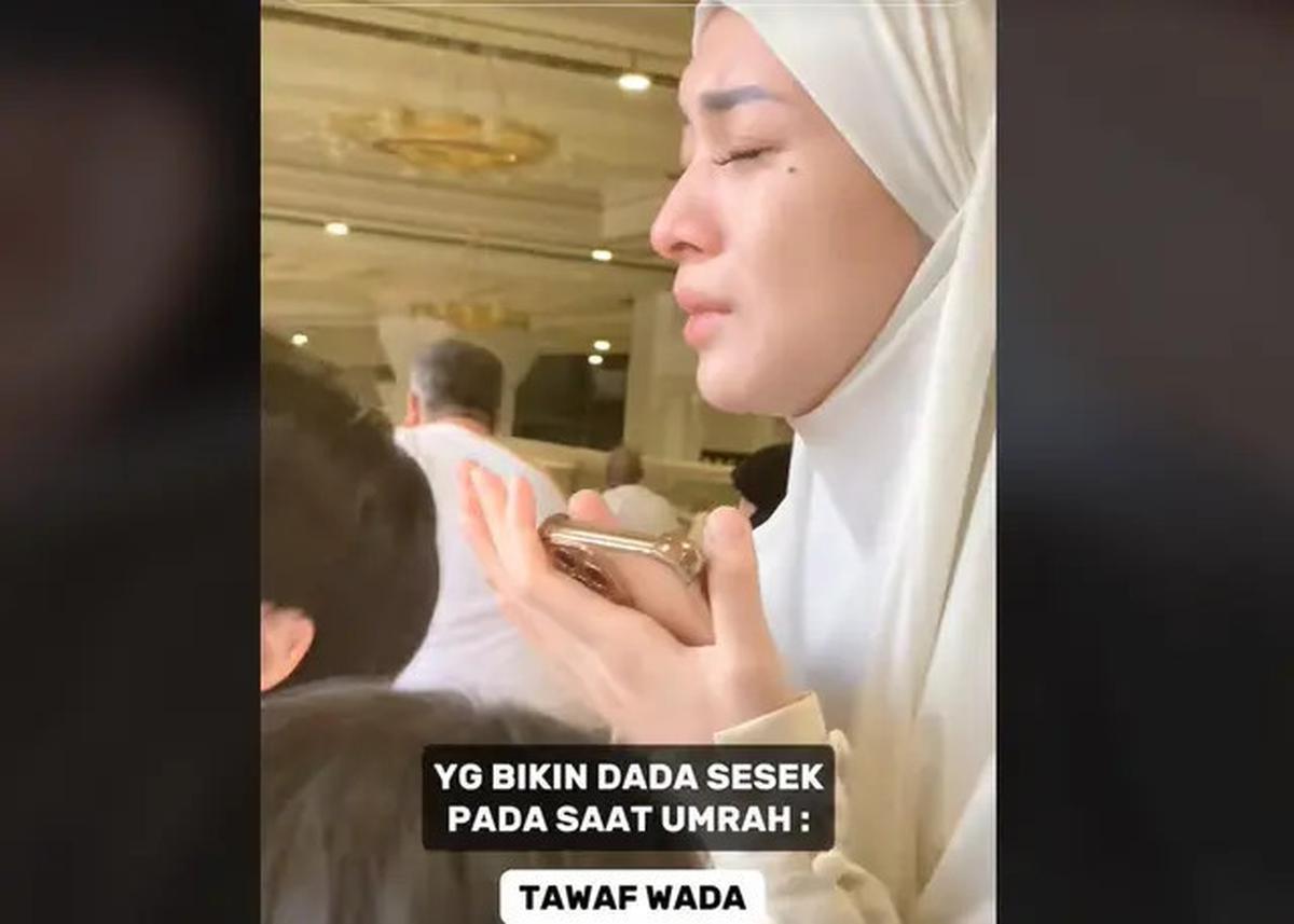 Momen Donita dan Anaknya Menangis Saat Tawaf Wada, Ungkap Banyak Penyesalan