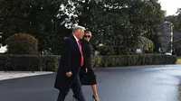 Donald Trump dan Melania Trump meninggalkan Gedung Putih di Washington, DC, pada 20 Januari 2021. Presiden Trump melakukan perjalanan ke kediaman klub golf Mar-a-Lago di Palm Beach, Florida. (MANDEL NGAN / AFP)