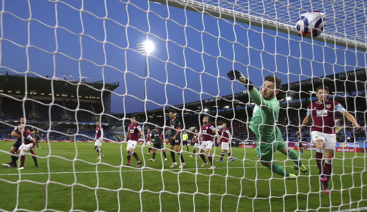 Bek Liverpool, Nathaniel Phillips (kiri atas) mencetak gol kedua timnya ke gawang Burnley pada pekan ke-37 Liga Inggris di Stadion Turf Moor, Kamis (20/5/2021) dini hari WIB. Liverpool sukses menembus empat besar klasemen Liga Inggris setelah menang telak 3-0 atas Burnley. (Alex Livesey/Pool via AP)