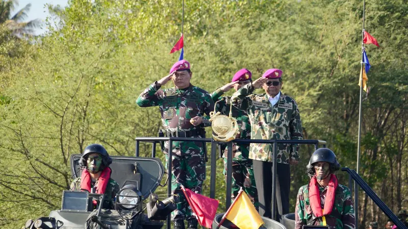 Menkopolhukam Mahfud Md bersama Panglima TNI Laksamana Yudo Margono menyaksikan secara langsung puncak Manuver Lapangan (Manlap) Latihan Gabungan (Latgab) TNI tahun 2023.