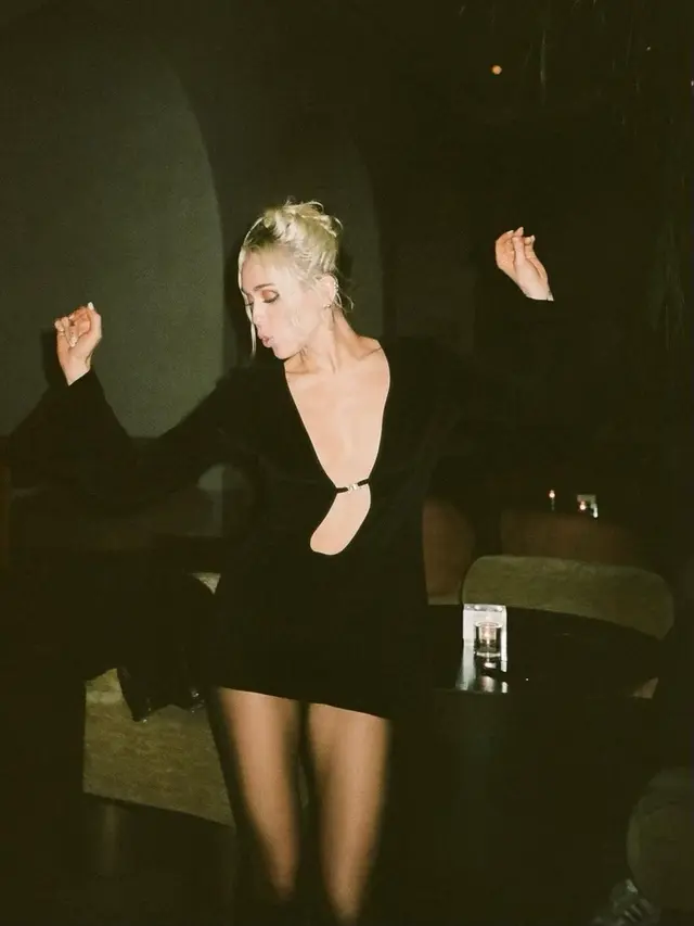 Gaun Vintage Miley Cyrus Kembali Curi Perhatian untuk Selebrasi Lagu Flowers, Tunjukkan Kesuksesan Setelah Ditinggal Liam Hemsworth?