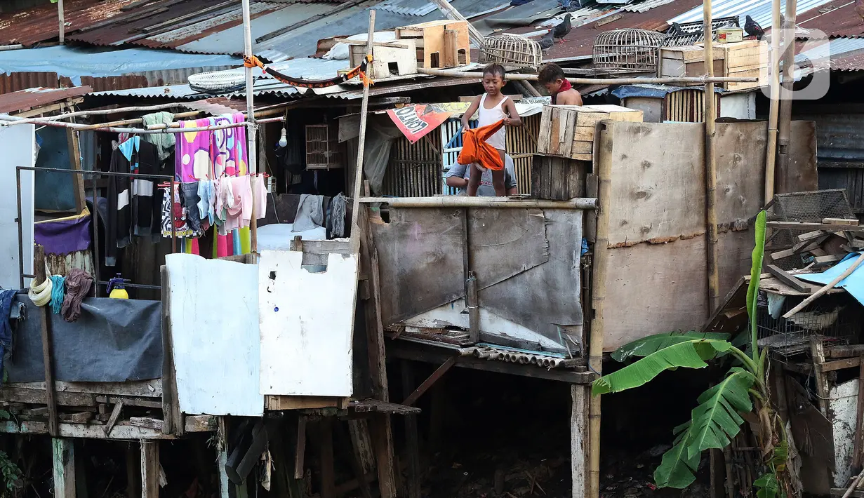 Anak-anak bermain di bantaran sungai Ciliwung, Pemukimannya, Manggarai, Jakarta, Selasa (29/9/2020). Irjen Kemenkeu Sumiyati mengatakan Pengangguran dan juga angka kemiskinan diperkirakan akan naik cukup signifikan. (Liputan6.com/Johan Tallo)