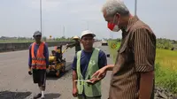 Gubernur Jawa Tengah Ganjar Pranowo mengecek perbaikan jalan tol rusak di Brebes, Selasa (25/1/2022). (Foto: Liputan6.co,/Humas Pemprov Jateng)
