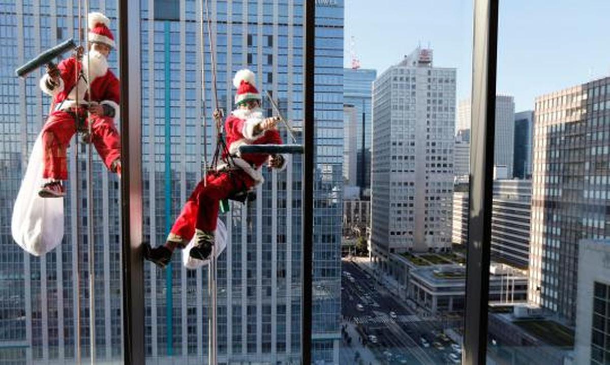 Santa Claus jadi petugas pembersih kaca gedung