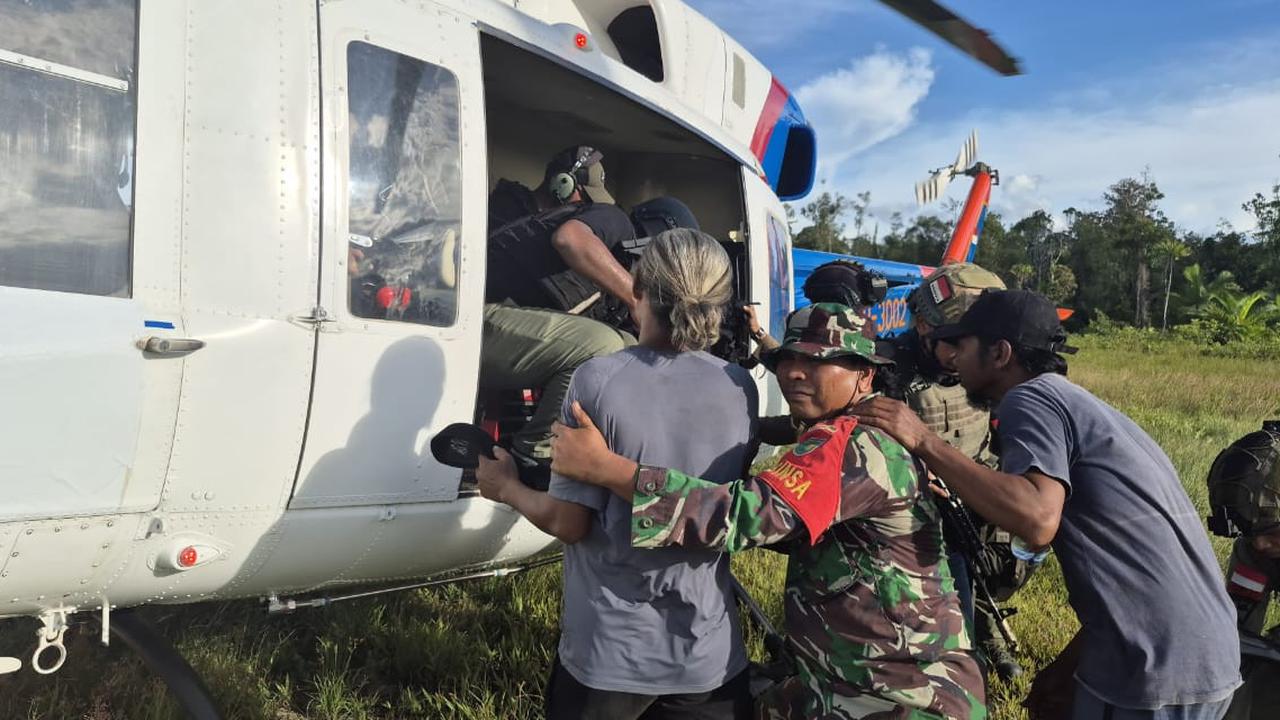 TNI Evakuasi Warga Korban Kekejaman OPM di Korowai Papua Selatan