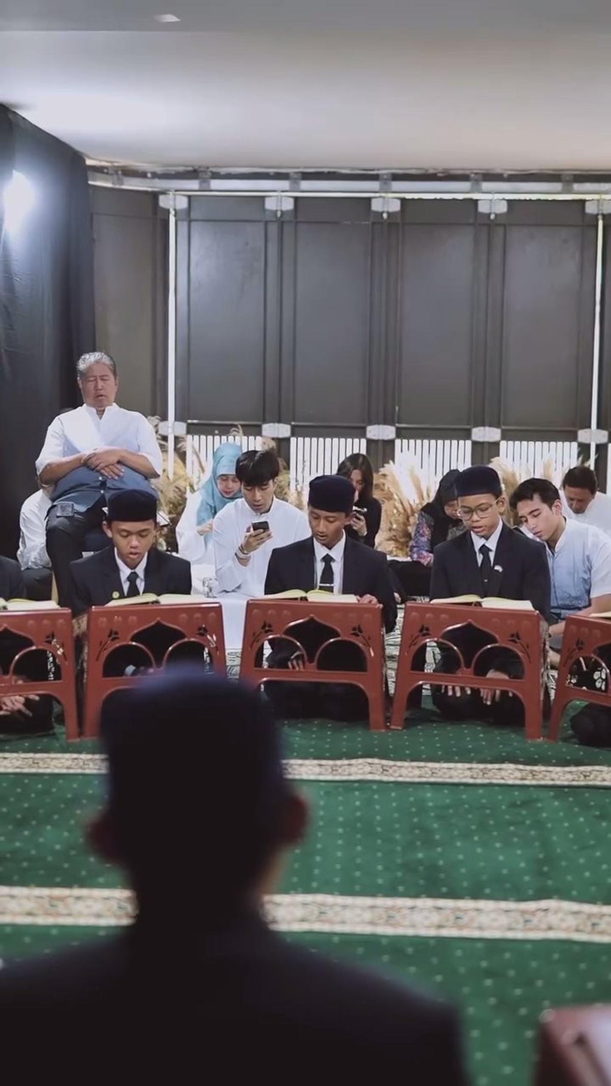 7 Potret Vidi Aldiano dan Keluarga Khotmil Quran Bersama Anak Pesantren, Penampilan Sheila Dara Tak Berhijab Jadi Sorotan