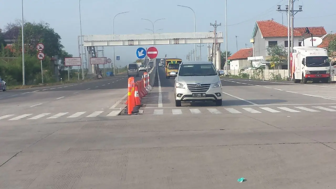 Memasuki H-1 Idul Adha, arus lalu lintas kendaraan di ruas tol Pejagan-Brebes Timur terpantau lancar cenderung sepi.
