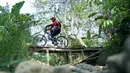 Pebalap sepeda mengikuti kejuaraan Mountain Bike Cross Country Marathon (MTB XCM) di Kawasan Tanjung Lesung, Pandeglang, Banten, Sabtu (29/9). Kejuaraan sepeda gunung lintas alam MTB XC Marathon menempuh rute lebih dari 50 kilometer (Liputan6.com/HO/Nick)