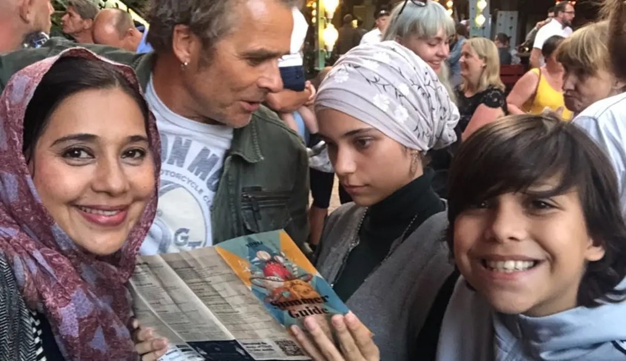 Melalui akun instagramnya, artis kelahiran Jakarta 55 tahun silam itu kerap membagikan potret bahagia bersama keluarganya saat menikmati liburan. [Instagram/ayukhadijahazhari]