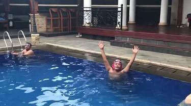 Tak Hanya Nia Ramadhani 4 Artis Ini Punya Kolam Renang Mewah Di Rumahnya News Entertainment Fimela Com