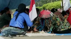 Mereka kembali menuntut penghentian aktivitas pabrik semen di Rembang.