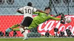 Matchday pertama fase grup Piala Dunia 2022 banyak menghadirkan drama. Salah satunya adalah penampilan tangguh para kiper yang harus pontang-panting untuk menjaga gawang mereka agar tidak kebobolan. Berikut aksi-aksinya. (AP/Ebrahim Noroozi)