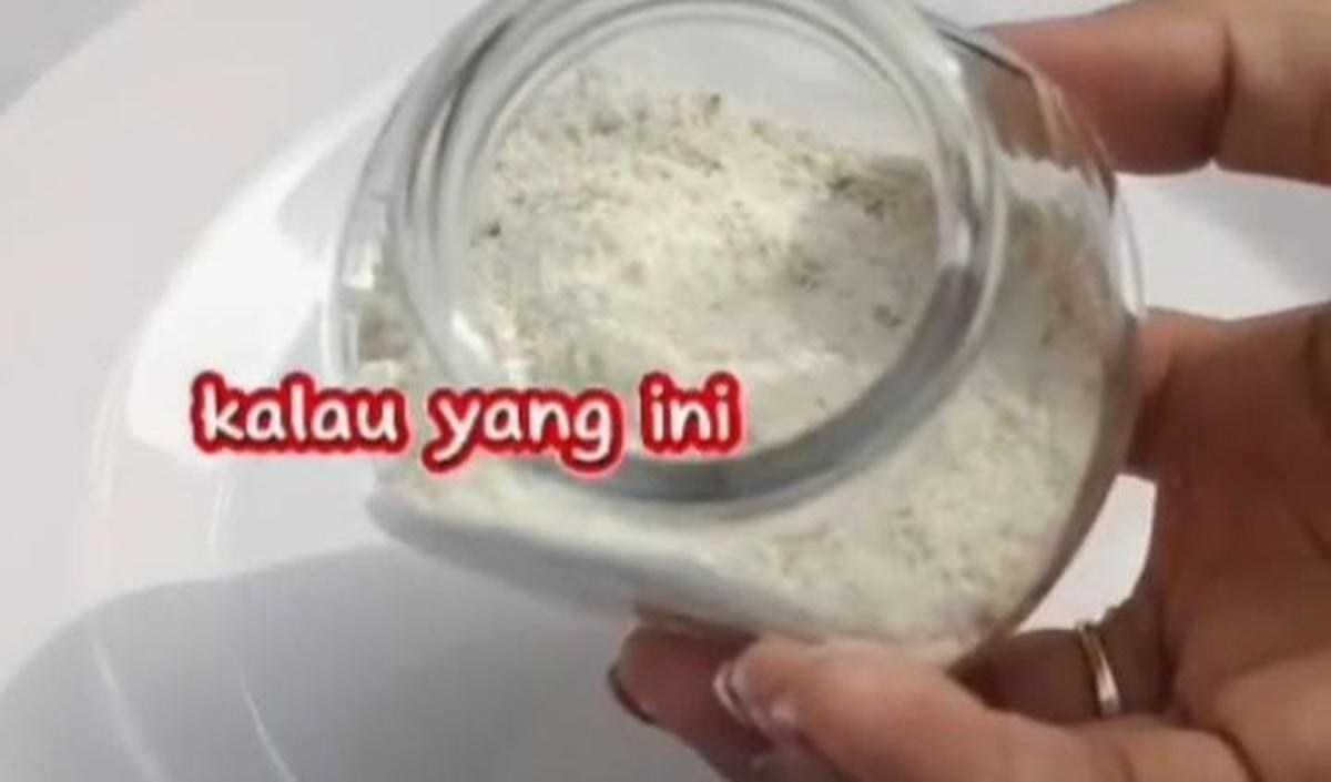 <b>Masukkan Sisa Tepung ke Gelas</b><br>